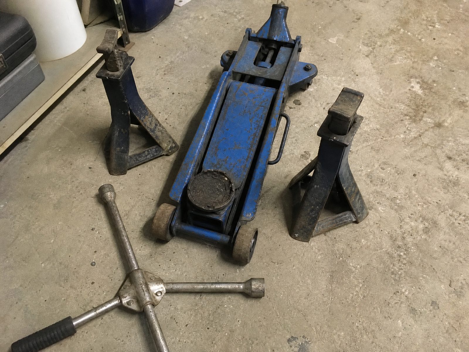 Car jack and tools